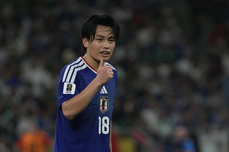 チュニジア戦で2ゴールを決めた上田綺世。サムズアップで鈴木唯人のチャレンジを称える　©Masashi Hara