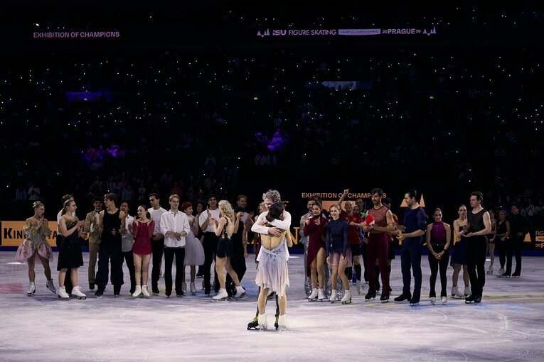 坂本とマリニンのハグ　©Getty Images