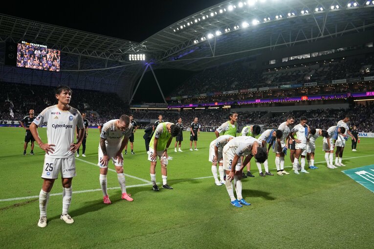 試合後、サポーターに頭を下げる町田の選手たち　©Masashi Hara