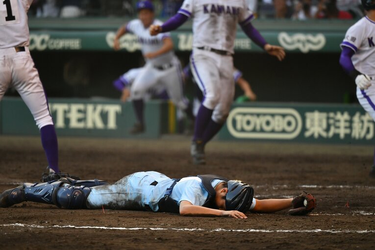 「2018年」歓喜に沸く金足農に対して、近江の2年生捕手・有馬諒は立ち上がれず（11枚目／全11枚）　©Hideki Sugiyama