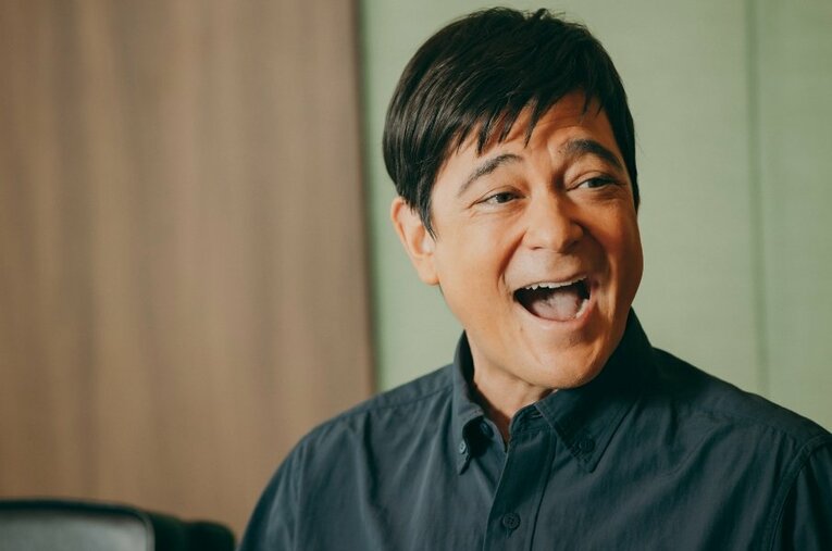 テレビ朝日「ニュースステーション」のキャスターとして日本サッカーを盛り上げてきた川平慈英。しかし、本業である俳優との両立に悩んだ時期もあった ／ photograph by Kiichi Matsumoto