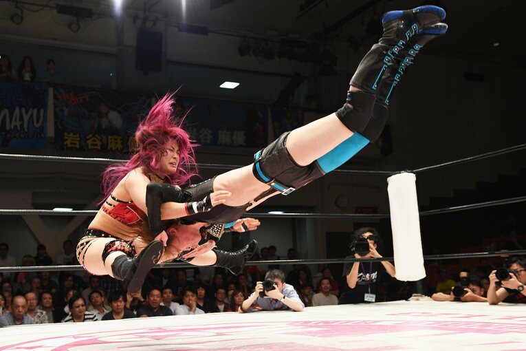 紫雷イオvs.岩谷麻優。2017年6月21日、後楽園ホール　©Essei Hara