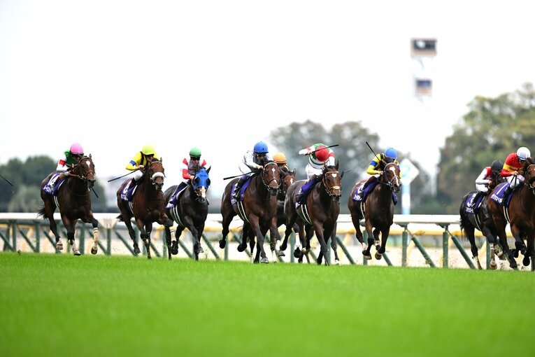 最後の直線、ドウデュースは爆発的な加速を見せた　©Keiji Ishikawa