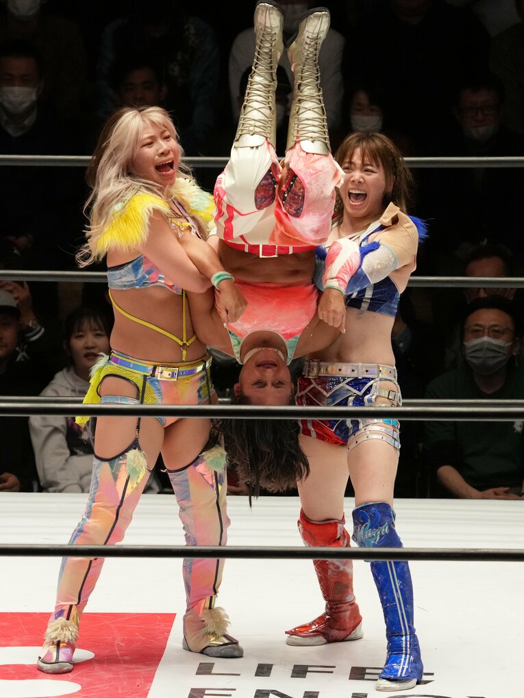 羽南との合体技でジュリアを攻める岩谷麻優　©Essei Hara