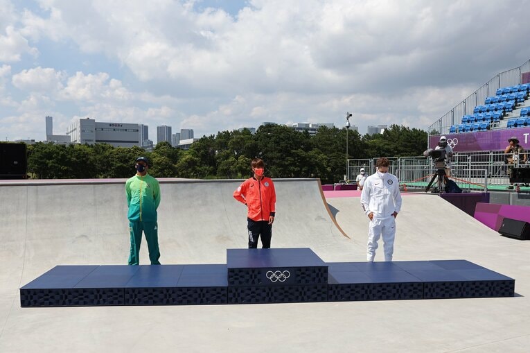 男子スケボー・ストリートの表彰式。この日の空を見てフレーズが浮かんできたという　©Getty Images