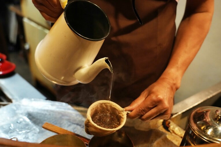 ネルドリップ。グラインダーから取り出したばかりの豆に湯が注がれる　©Essei Hara