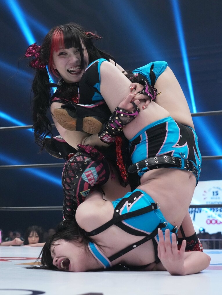 さくらあやに伊藤デラックスを決める伊藤麻希　©Essei Hara