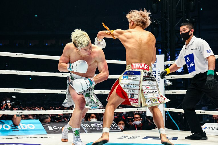 1ラウンド、カウンターの左フックを振り抜く那須川天心　©THE MATCH 2022/Susumu Nagao