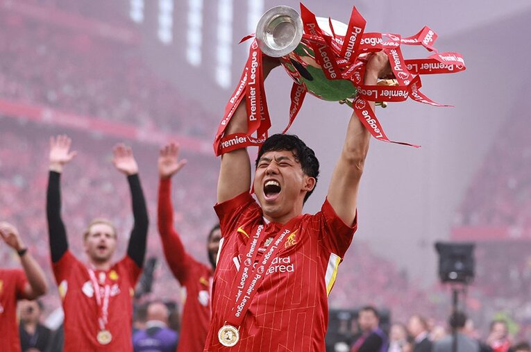 プレミアリーグのトロフィーを手に喜ぶ遠藤航。この直後に来季への思いを語ってくれた ／ photograph by REUTERS/AFLO