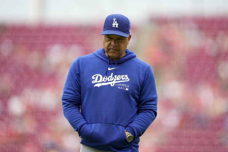 パーカーのポケットに手を突っ込んで歩くロバーツ監督（52歳）　©AFLO