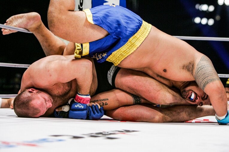 ハントの圧力に苦戦するも、最後はチキンウイングアームロックで一本勝ちを収めた