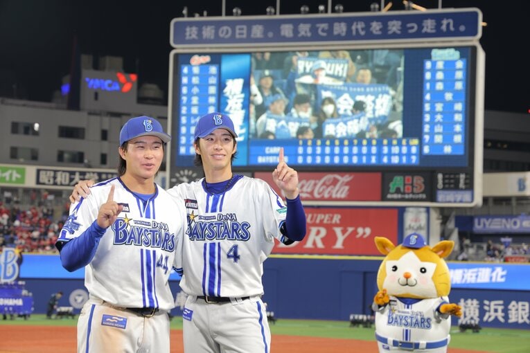 ルーキーイヤーの滑り出しは快調だったが……右は同期入団の度会隆輝　©JIJI PRESS