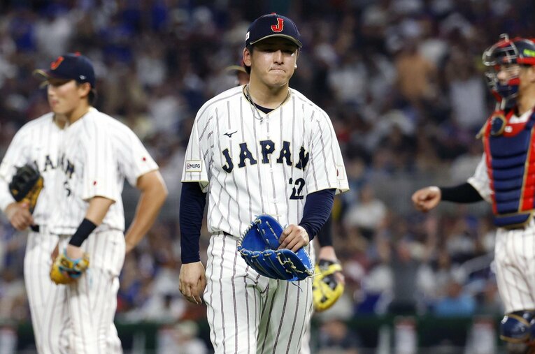 ベネズエラ戦、5回途中で降板する隅田知一郎（西武） ／ photograph by KYODO