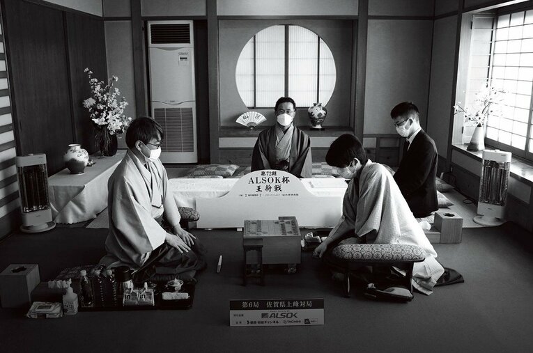 王将戦での羽生善治（左）と藤井聡太。32歳差のタイトル戦が実現した ／ photograph by 日本将棋連盟