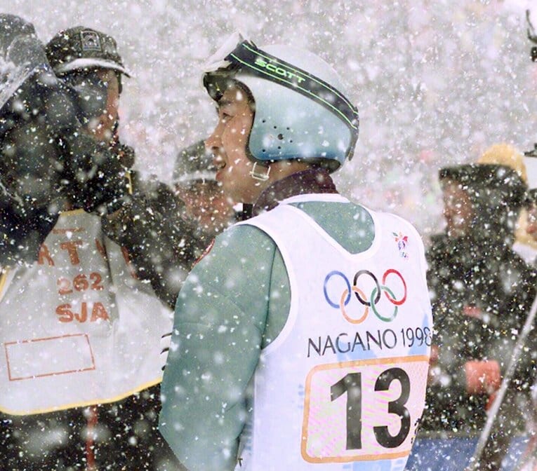 悔しそうに電光掲示板を見つめる原田雅彦　©JIJI PRESS