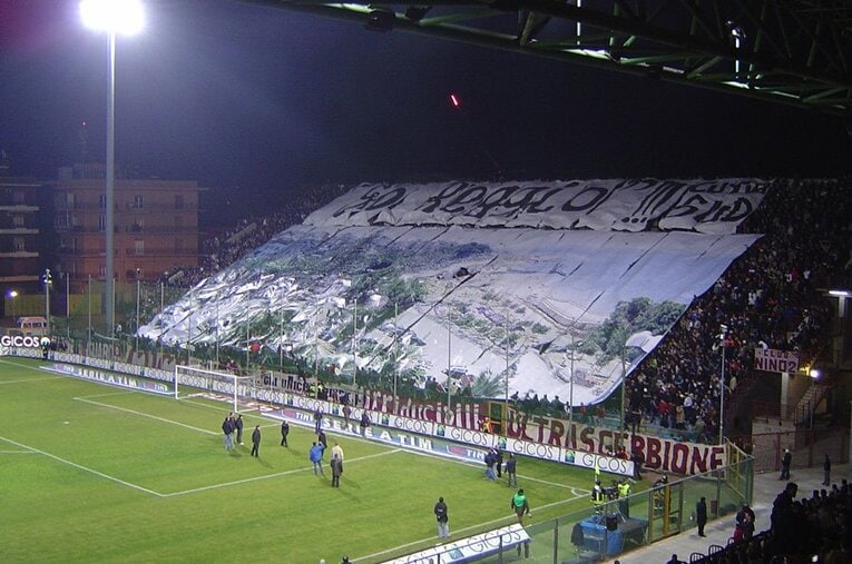 潜入写真！無法ウルトラスの実態。スタジアム内を包む炎に発煙筒……。(11) ／ photograph by Takashi Yuge