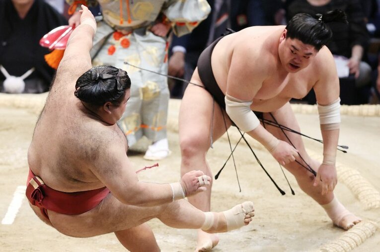 九州場所千秋楽、高安（左）は阿炎に突き倒しで敗れ、28年ぶりの優勝決定巴戦にもつれこんだ ／ photograph by JIJI PRESS