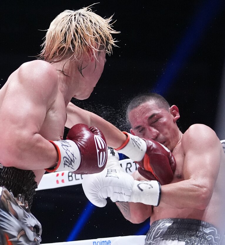 那須川天心の左ストレートがエストラーダの顔面をとらえる（2026年4月11日）　©︎Naoki Fukuda