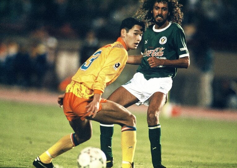 股を抜いたパスで会場を湧かせるラモス瑠偉　©Koji Asakura