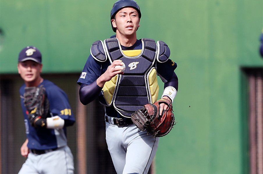 2018ドラフトの稀少な捕手を発見。スカウト注目の上武大・吉田高彰。<Number Web> photograph by NIKKAN SPORTS