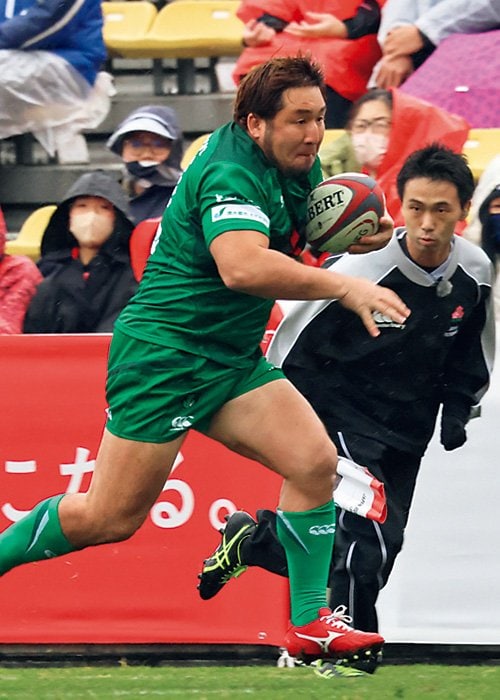 交代出場早々、突進する38歳・安江祥光。「まだ日本代表は狙っています。でも先発の宮里（侑樹）もいいですよ」