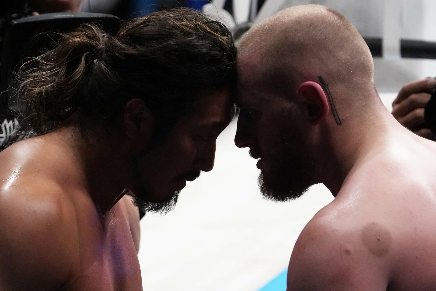 辻陽太とゲイブ・キッドのフェイスオフ。1月6日、大田区総合体育館 ©Masashi Hara