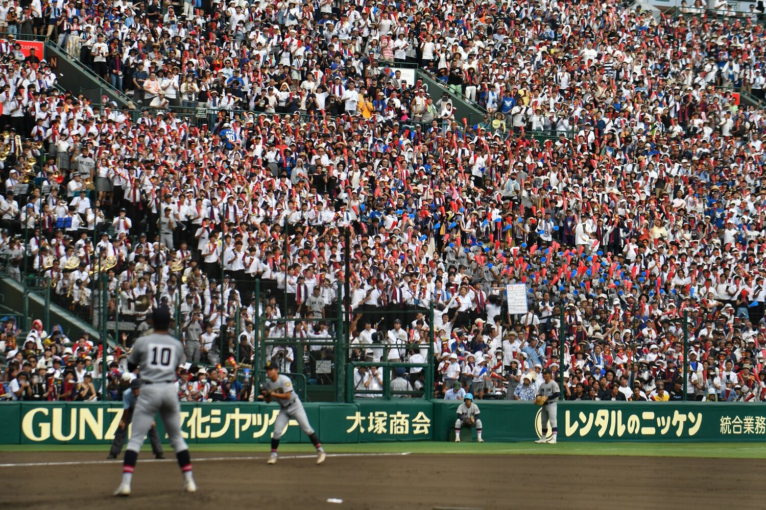 決勝の慶応アルプスは三塁側。よって、サードやショート、レフト、センターはあの音圧を近距離で食らい続けた ©Hideki Sugiyama