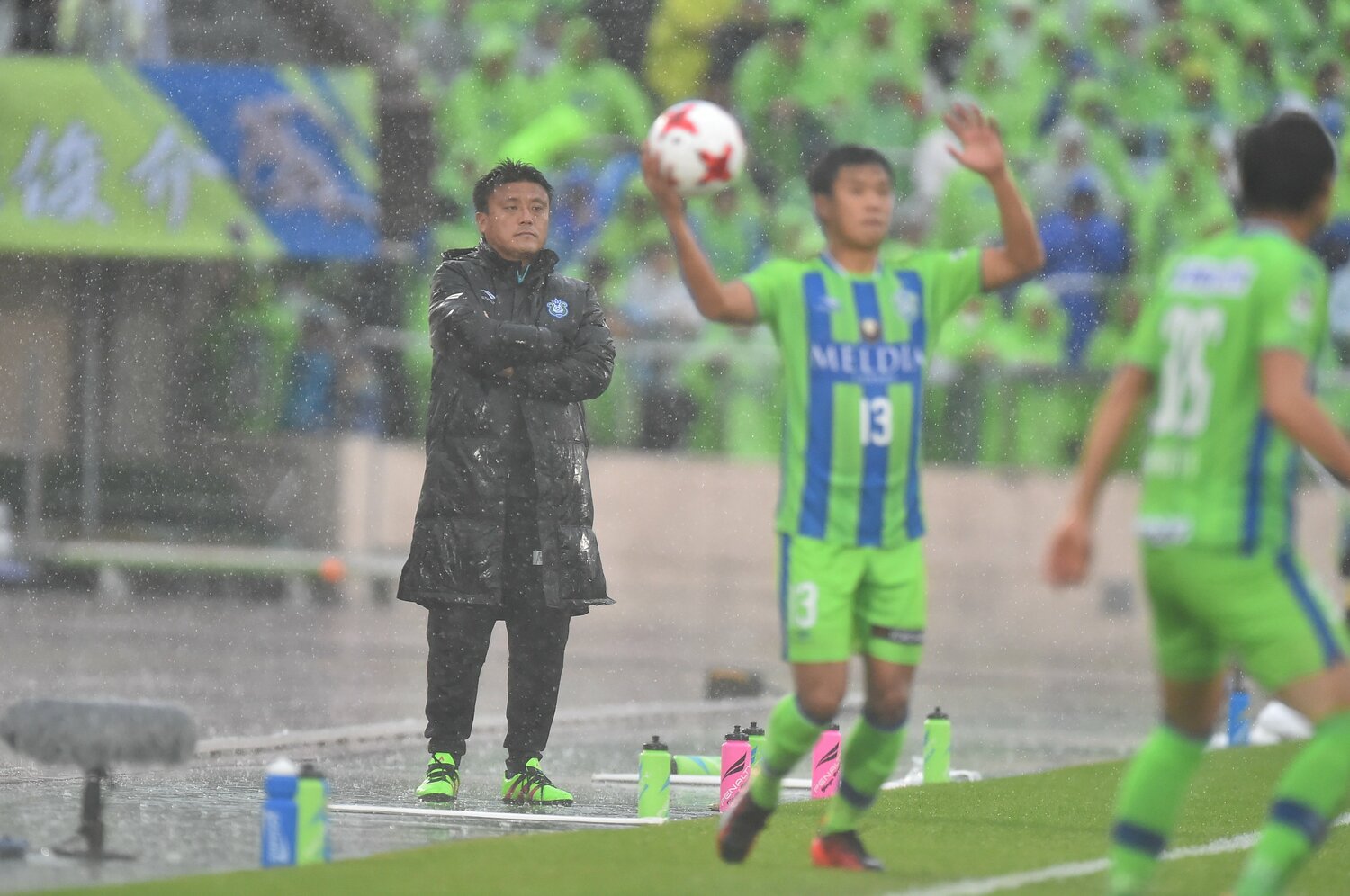 曺貴裁監督率いる湘南でキャリアをスタートさせた山根（13番）。2年目のCBコンバートが転機となった　©︎AFLO