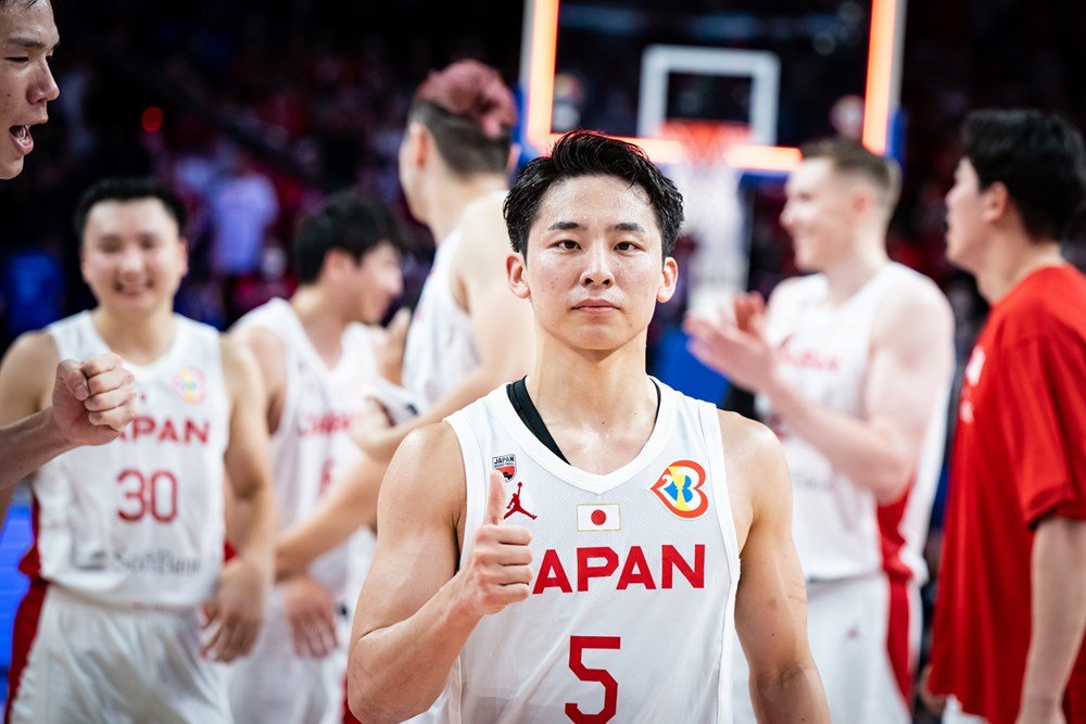 鋭いオフェンスだけでなく、ディフェンスでも積極的に相手にプレッシャーをかけ続けた河村　©FIBA