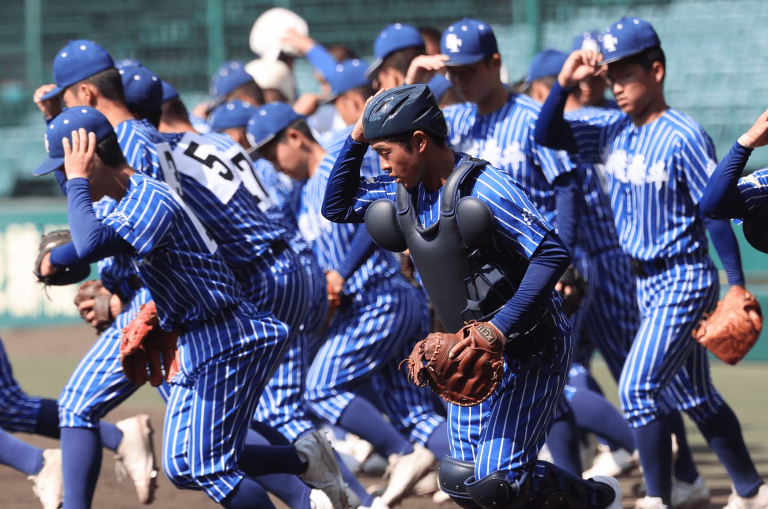「高校野球には派手すぎる」厳しい声も…甲子園“ド派手ユニフォーム”青藍泰斗、監督が明かす「生徒数が減少傾向で…」「学校名アピールしたい」＜Number Web＞ photograph by Sankei Shimbun