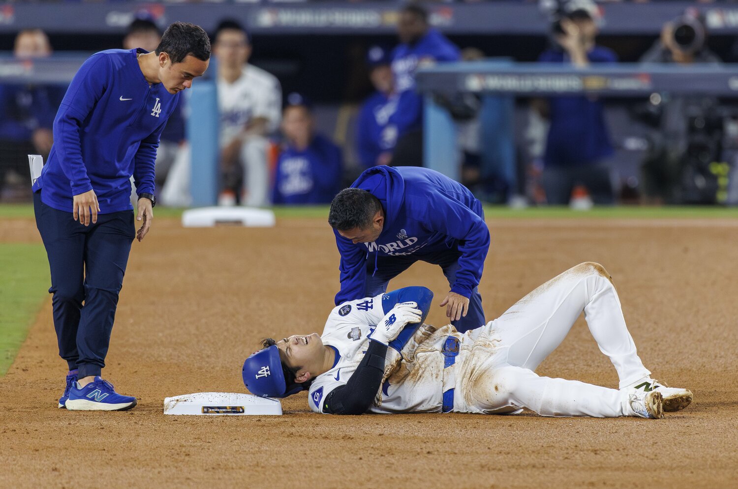 駆けつけたウィル・アイアトン通訳（左）も心配そうな表情　©︎Getty Images 