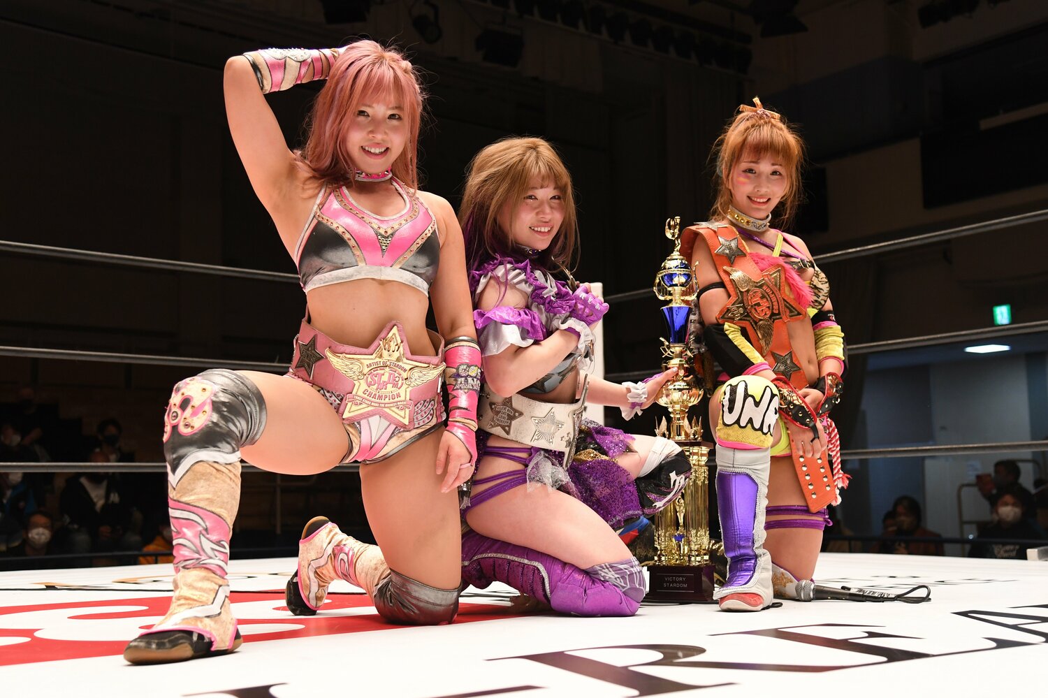 コズミック・エンジェルズの面々。左から白川未奈、中野たむ、ウナギ・サヤカ（クリックすると「この記事の写真」に飛びます。流血等の写真を含みますのでご注意ください）