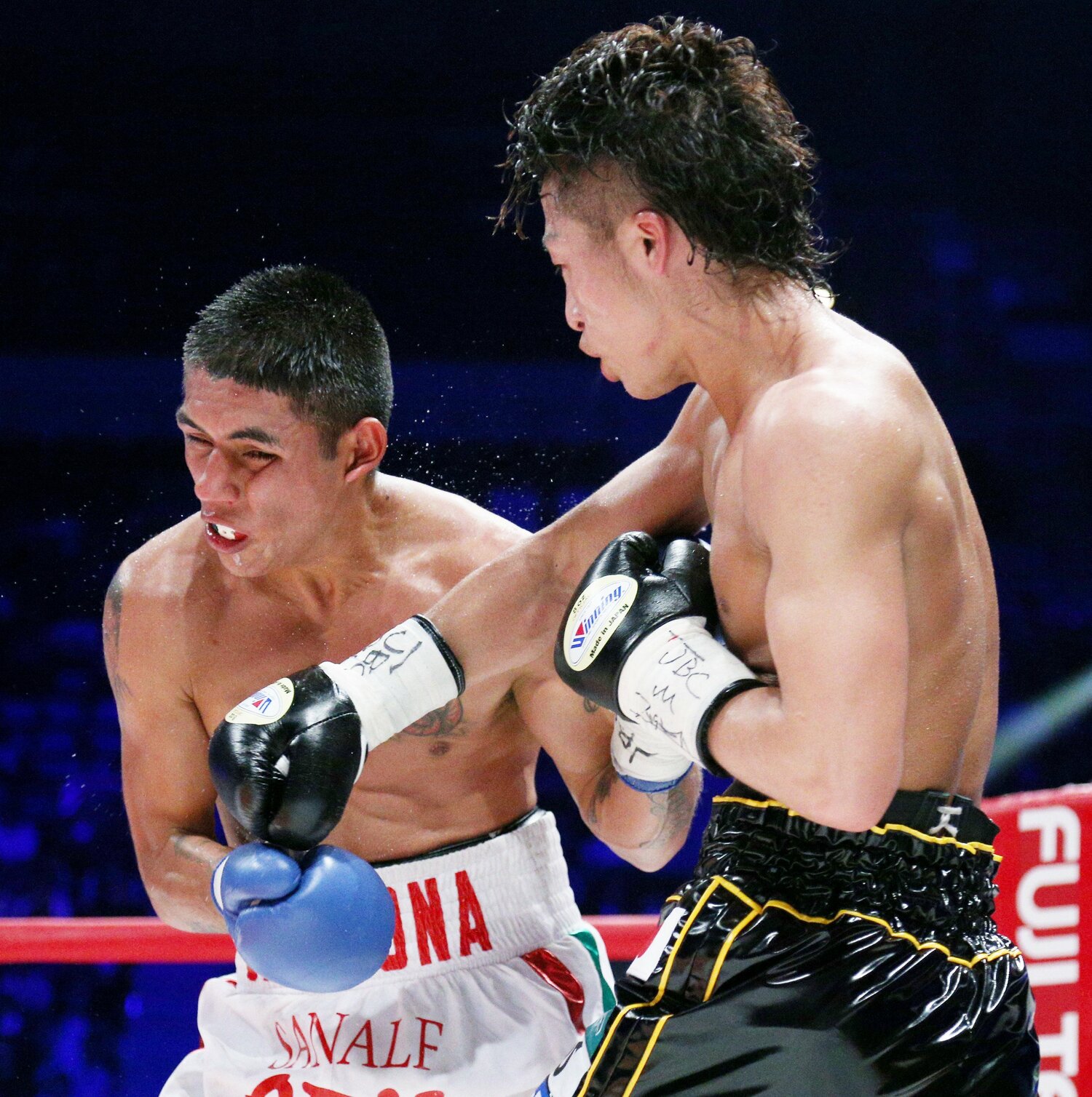 カルモナ戦での井上尚弥。これで拳に違和感があったとは……　©JIJI PRESS