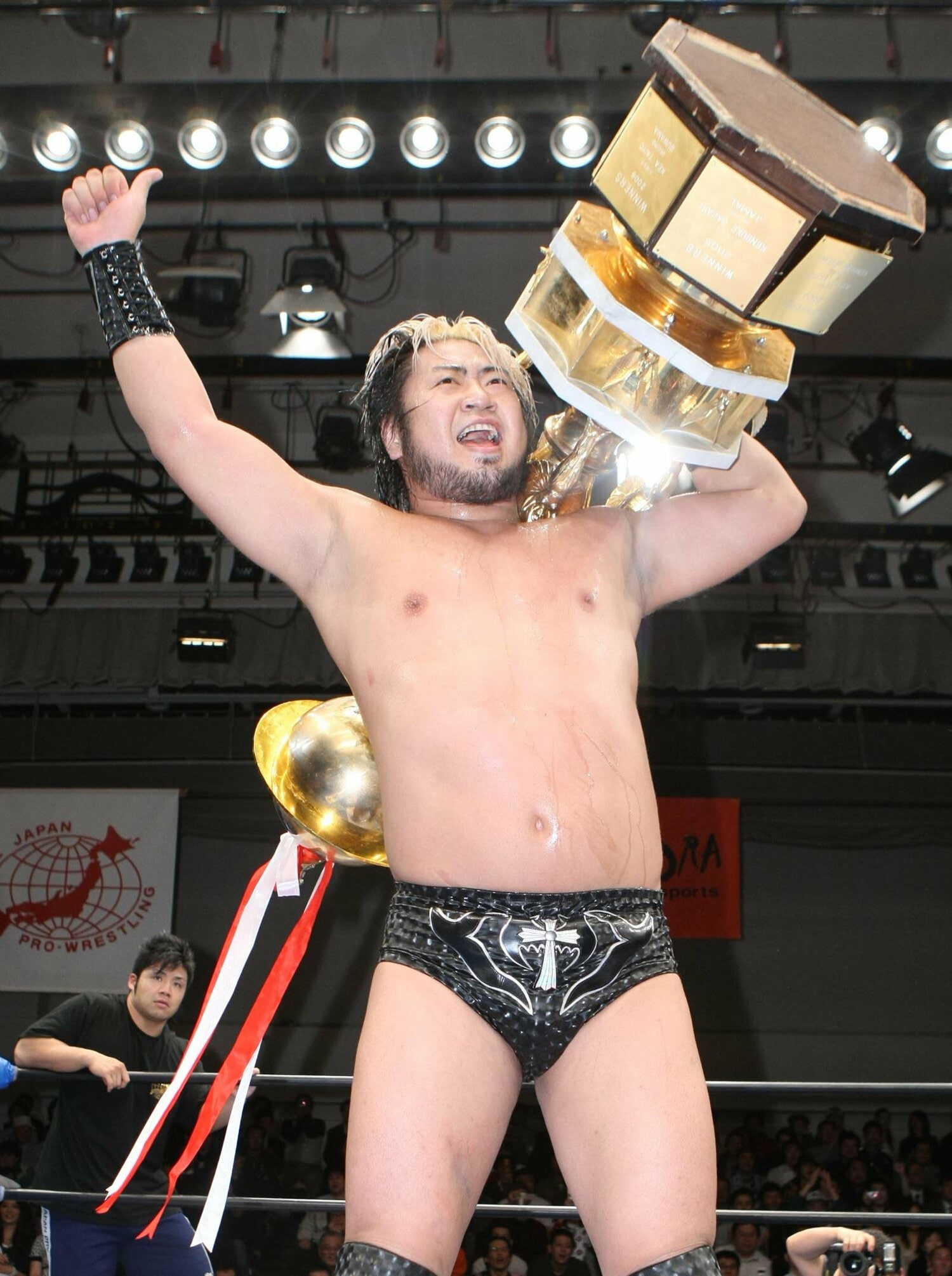 2008年チャンピオン・カーニバルを制した諏訪魔。大きなトロフィーを自宅に持ち帰った (写真=東京スポーツ新聞社)