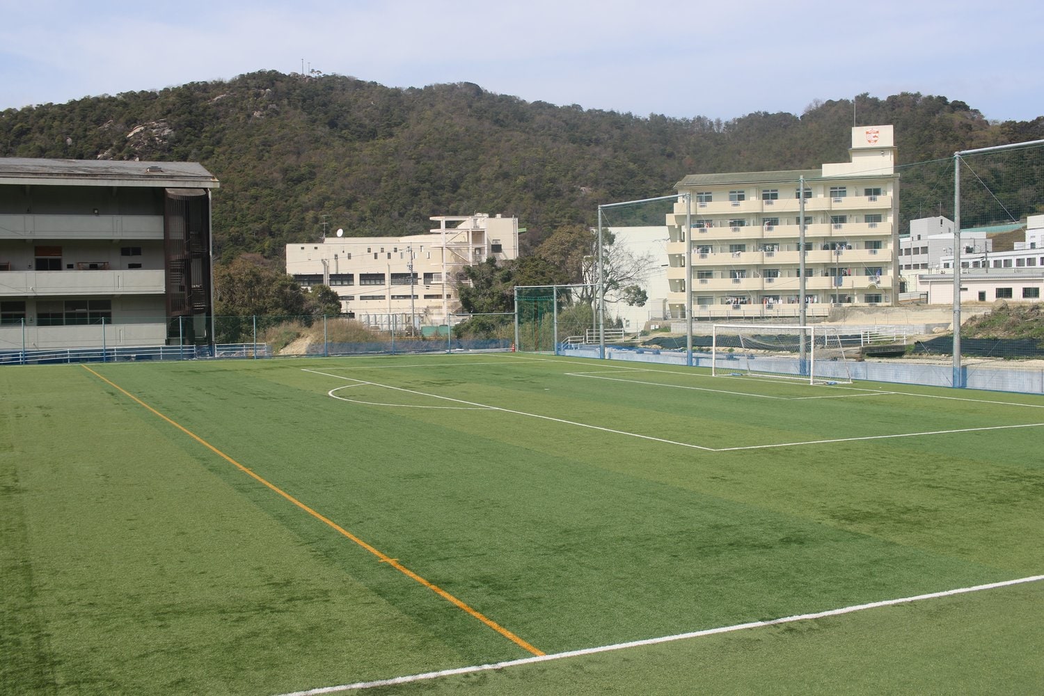 ゴミひとつない高川学園高校のサッカーグラウンド　©︎Takahito Ando