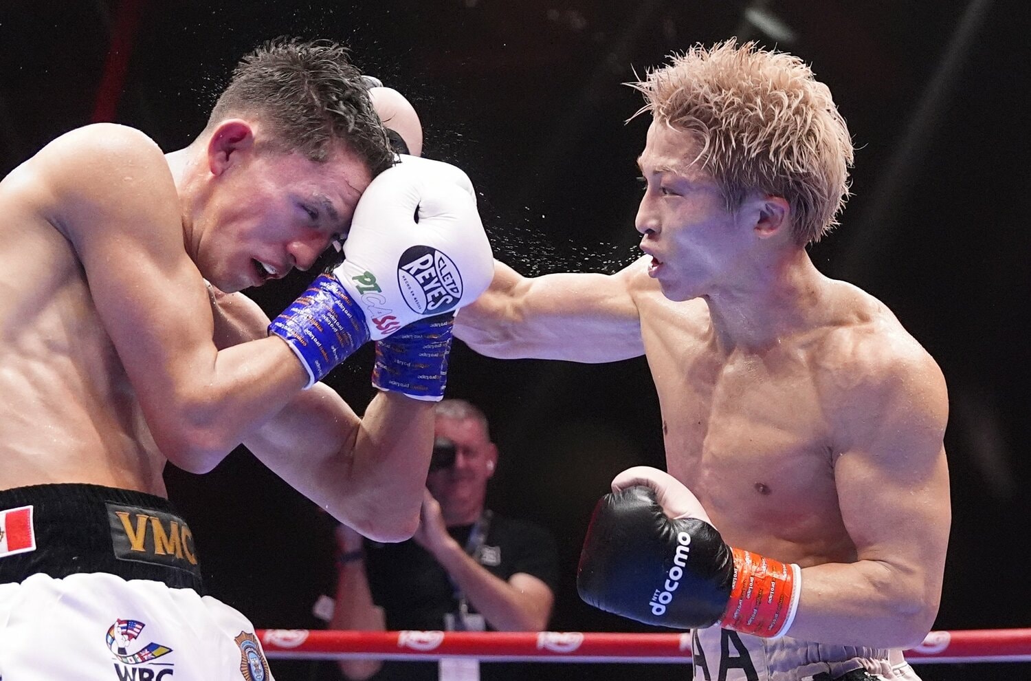 井上尚弥の猛攻に耐えるピカソ。ほとんどのラウンドで「専守防衛」を貫いた　©Naoki Fukuda