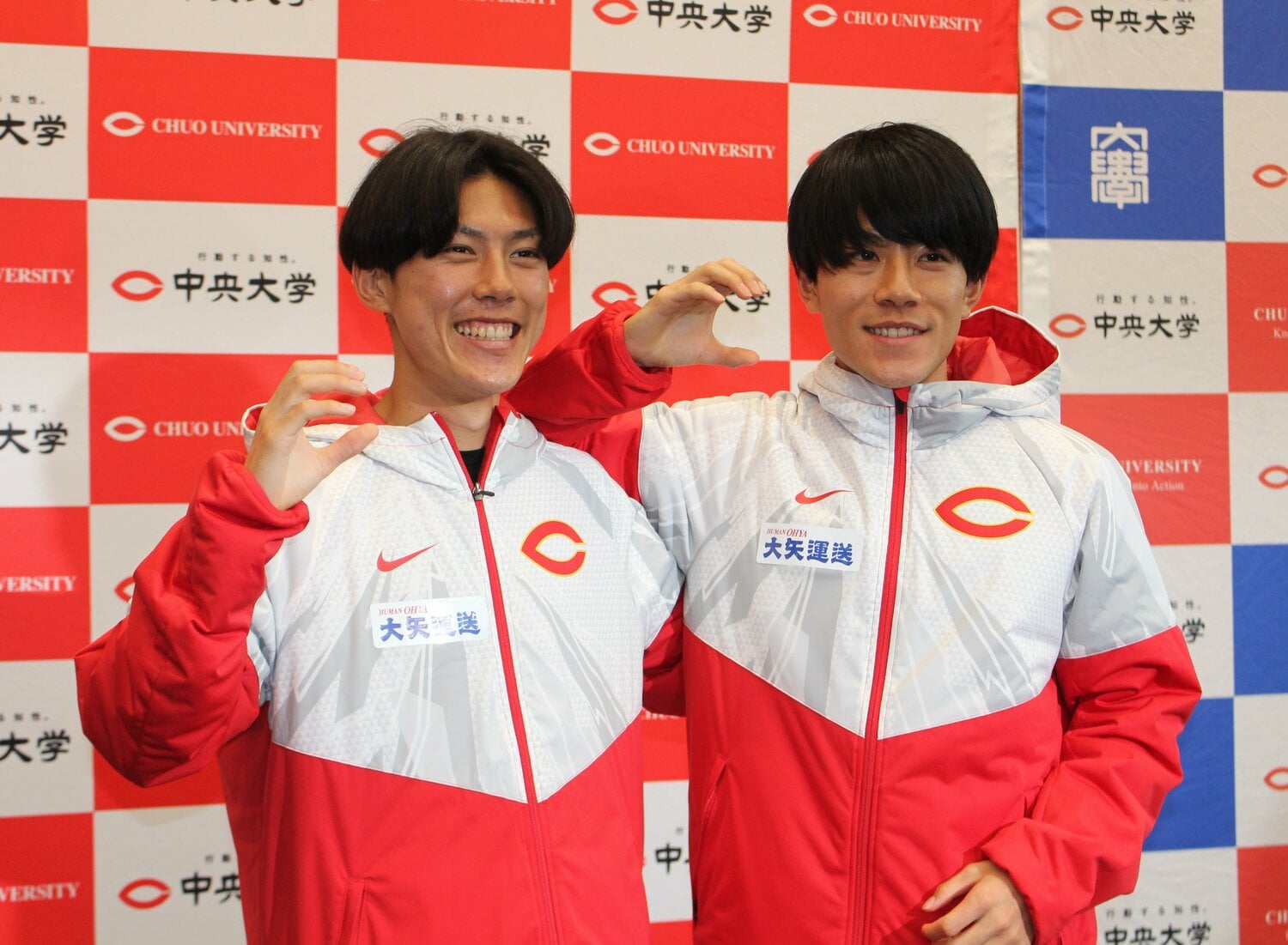 【昨年の箱根駅伝】取材会の後、撮影に応じる兄の吉居大和（当時4年、右）と弟の駿恭（2年）　©JIJI PRESS