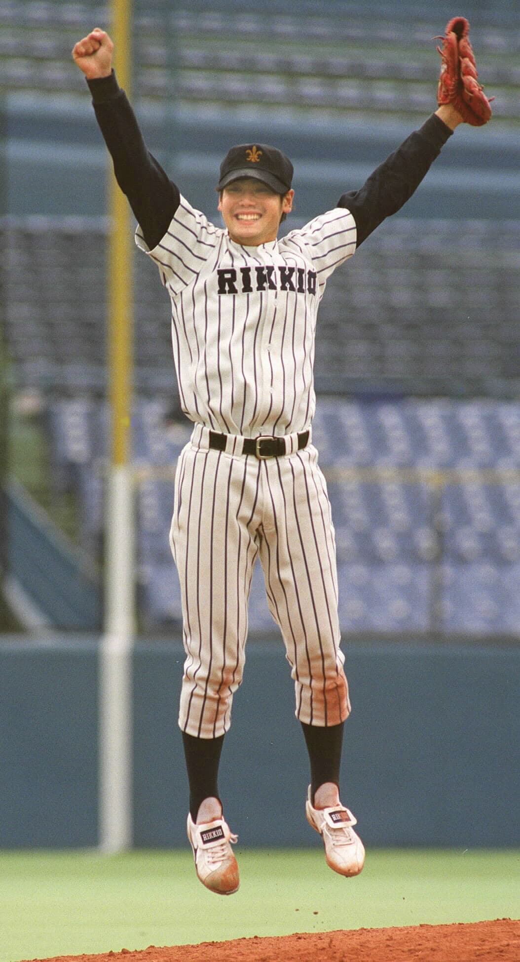 2000年10月、東大戦で六大学野球36年ぶり史上2人目の完全試合を達成。喜ぶ立教大の上重聡　©JIJI PRESS