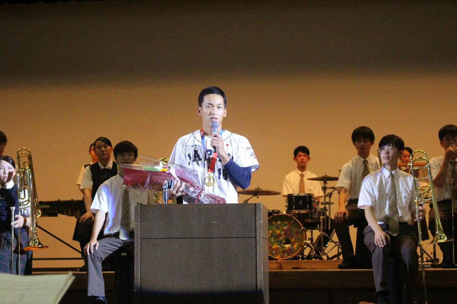 学校内で行われた祝勝会。花束を受け取った前田の表情　©︎Fumi Sawai