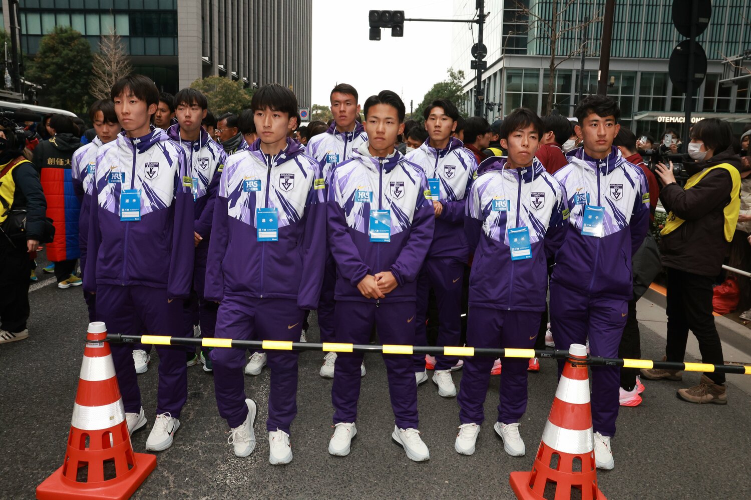 箱根駅伝では2位となり、ゴールを待つ間も悔しさがにじみ出ていた4年生（前列左から花尾恭輔、赤津勇進、安原太陽、赤星雄斗、白鳥哲汰）　©JMPA