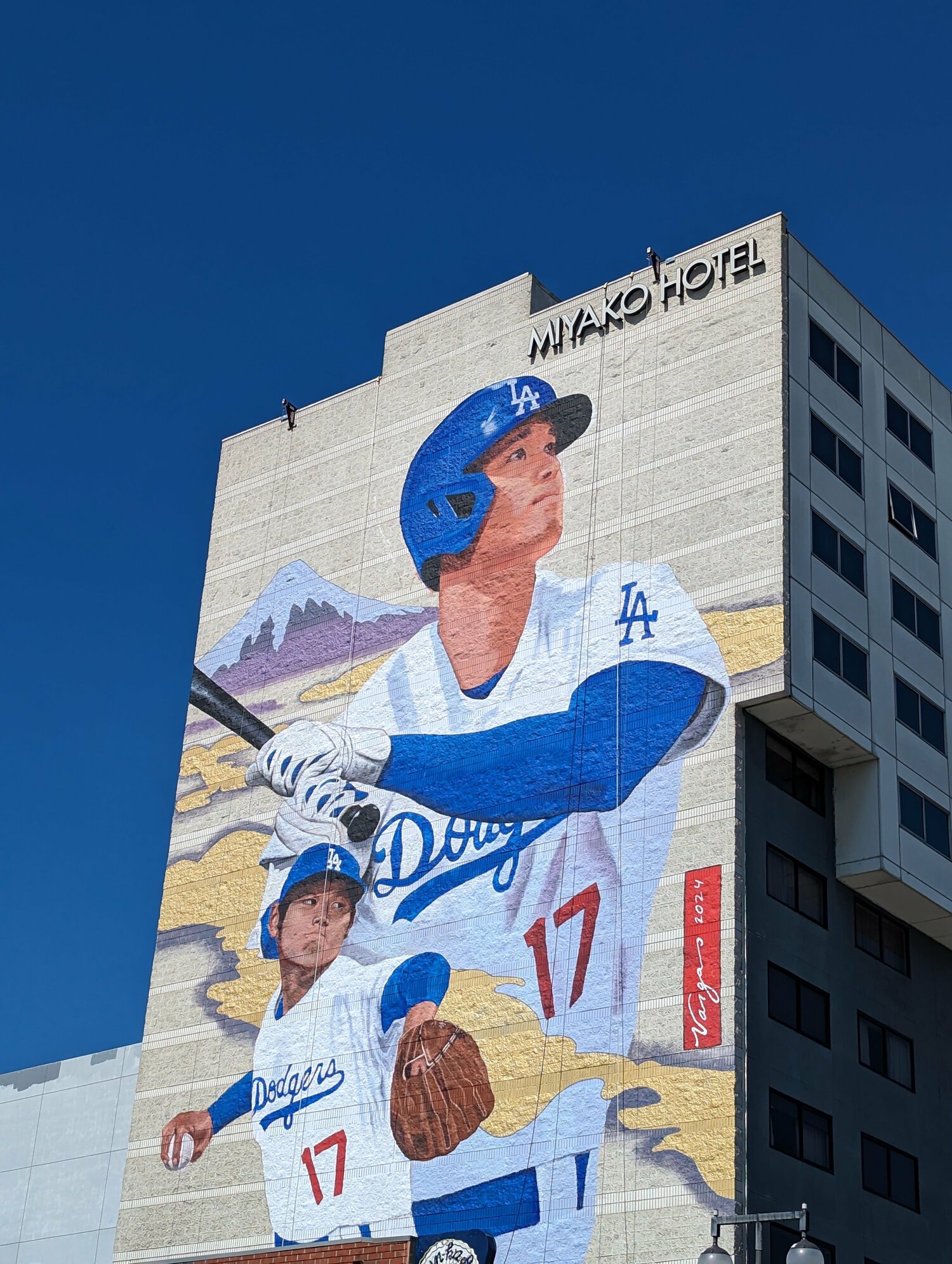 2024ホーム開幕前日、MIYAKO HOTELに登場した壁画　©Aki