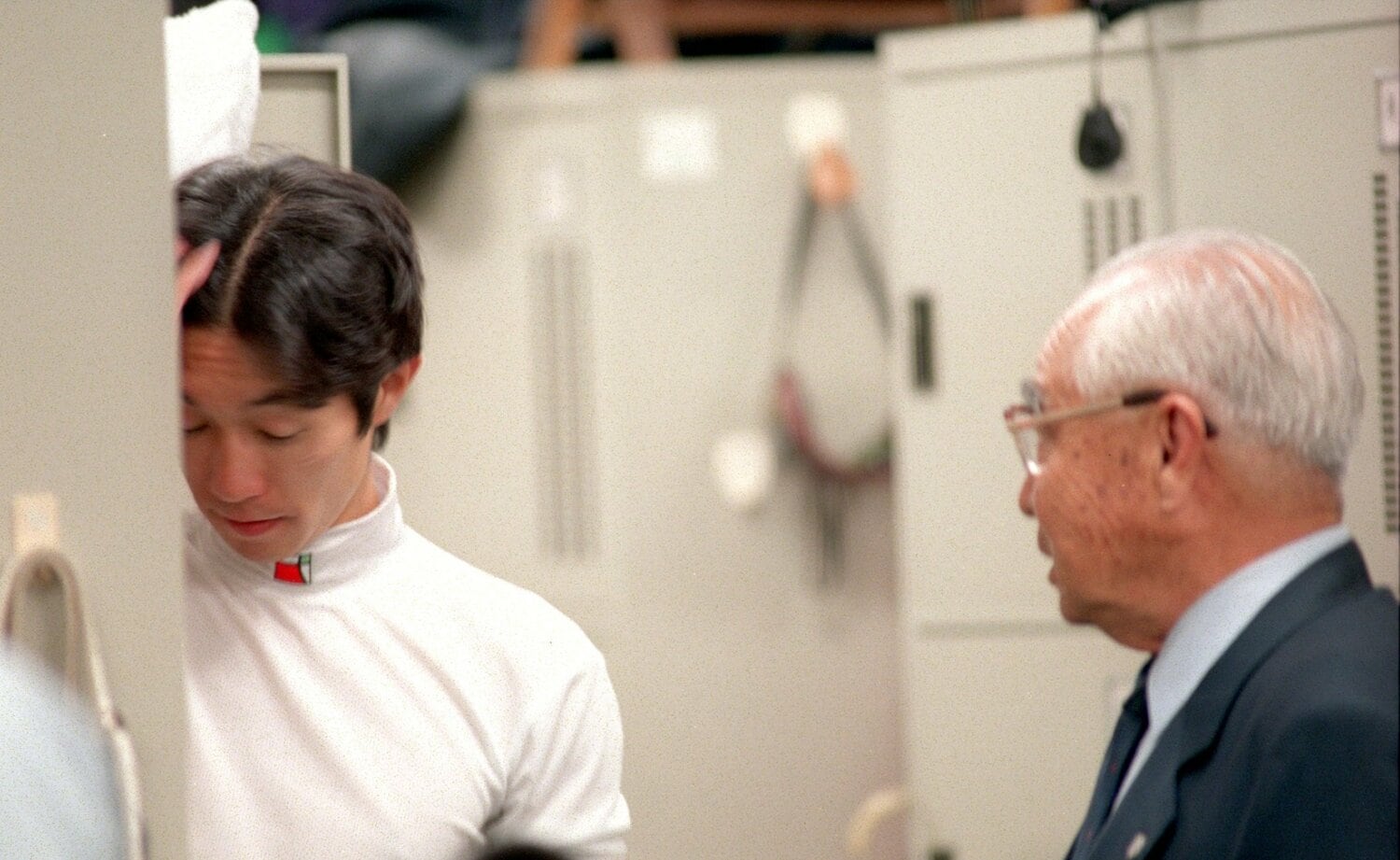 サイレンススズカの故障で涙ぐむ武豊。右は浅見元調教師　©Sankei Shinbun