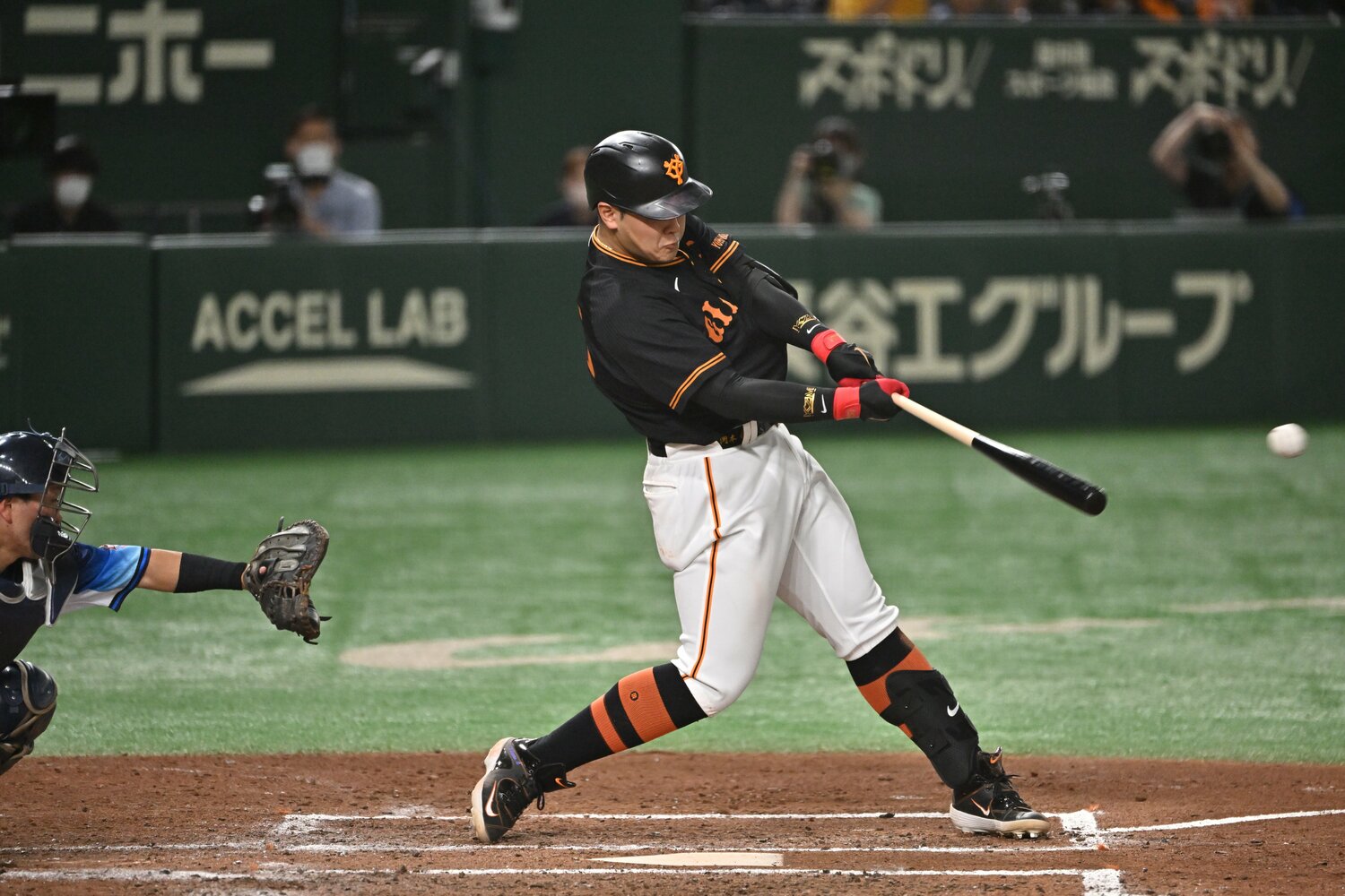 巨人・岡本のスイング　©Hideki Sugiyama