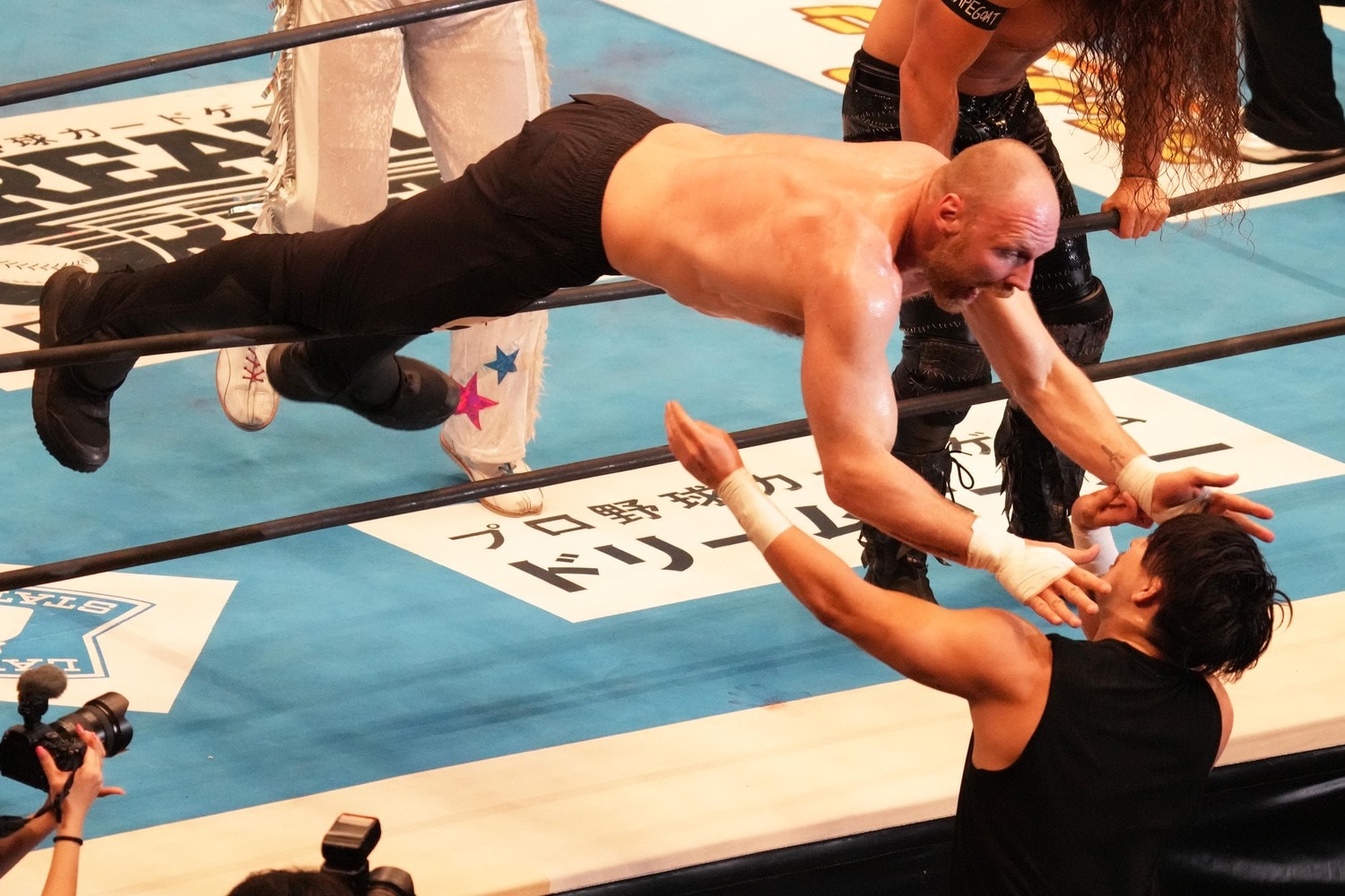 場外にトペを放つジョン・モクスリー　©Essei Hara