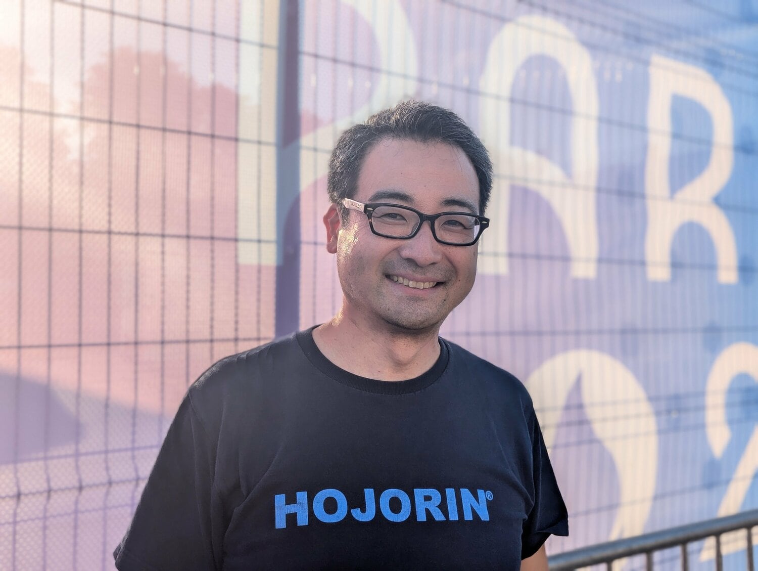 「おむすび権米衛」の佐藤さん。Tシャツの「HOJORIN」とはエペ団体を支援する有志の「秘密結社」とのこと。詳細は明かされなかった　©Yu Saito