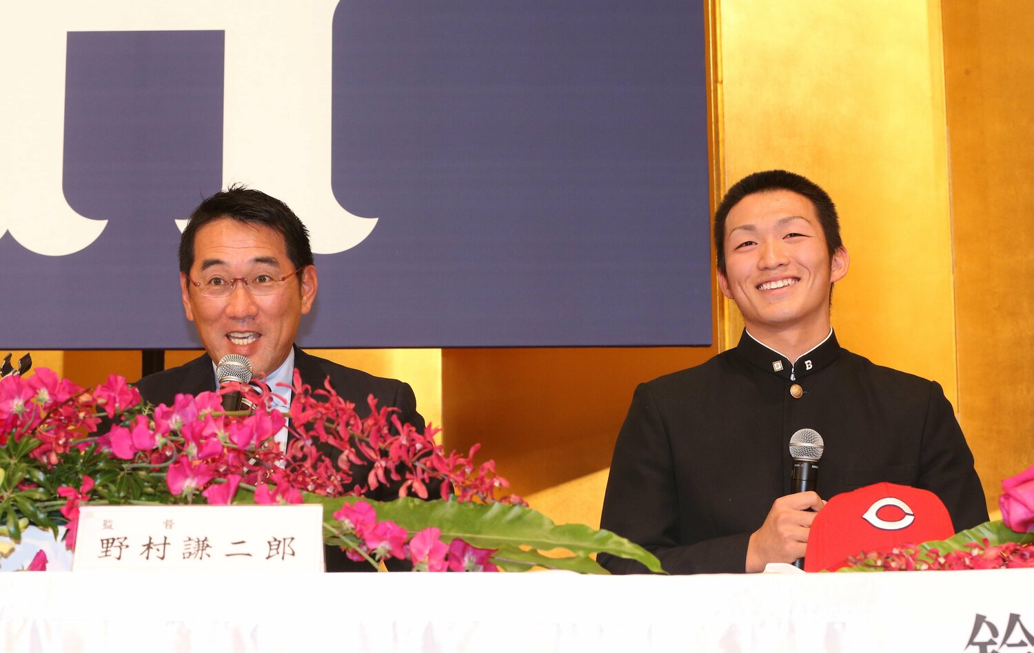 入団会見で野村謙二郎監督（当時）の隣に座り、やや緊張気味の鈴木誠也　©︎Sankei Shimbun