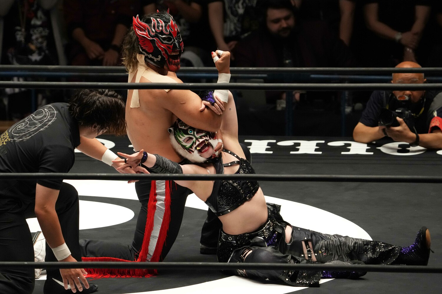 スターライト・キッドを攻めるエル・デスペラード　©Masashi Hara