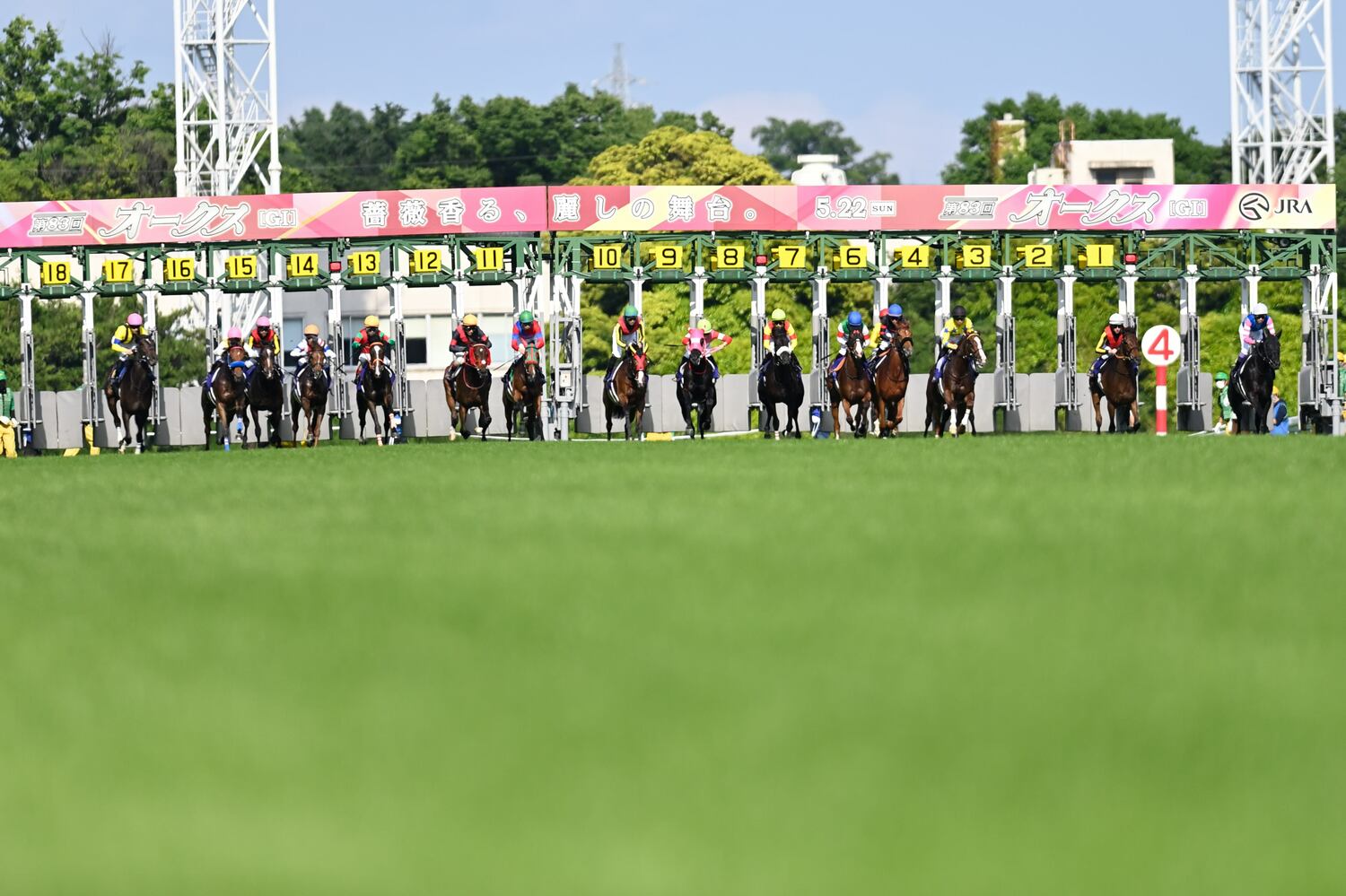 15分遅れたオークスの発走の瞬間。その時すでに、メンタル面で脱落している馬も複数頭いた　©Keiji Ishikawa