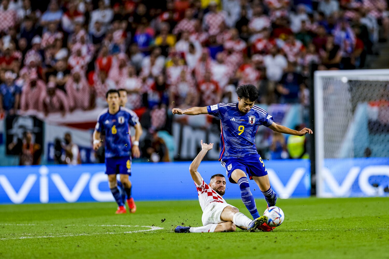 スライディングで三笘薫からボールを奪うマテオ・コバチッチ　©Kiichi Matsumoto/JMPA