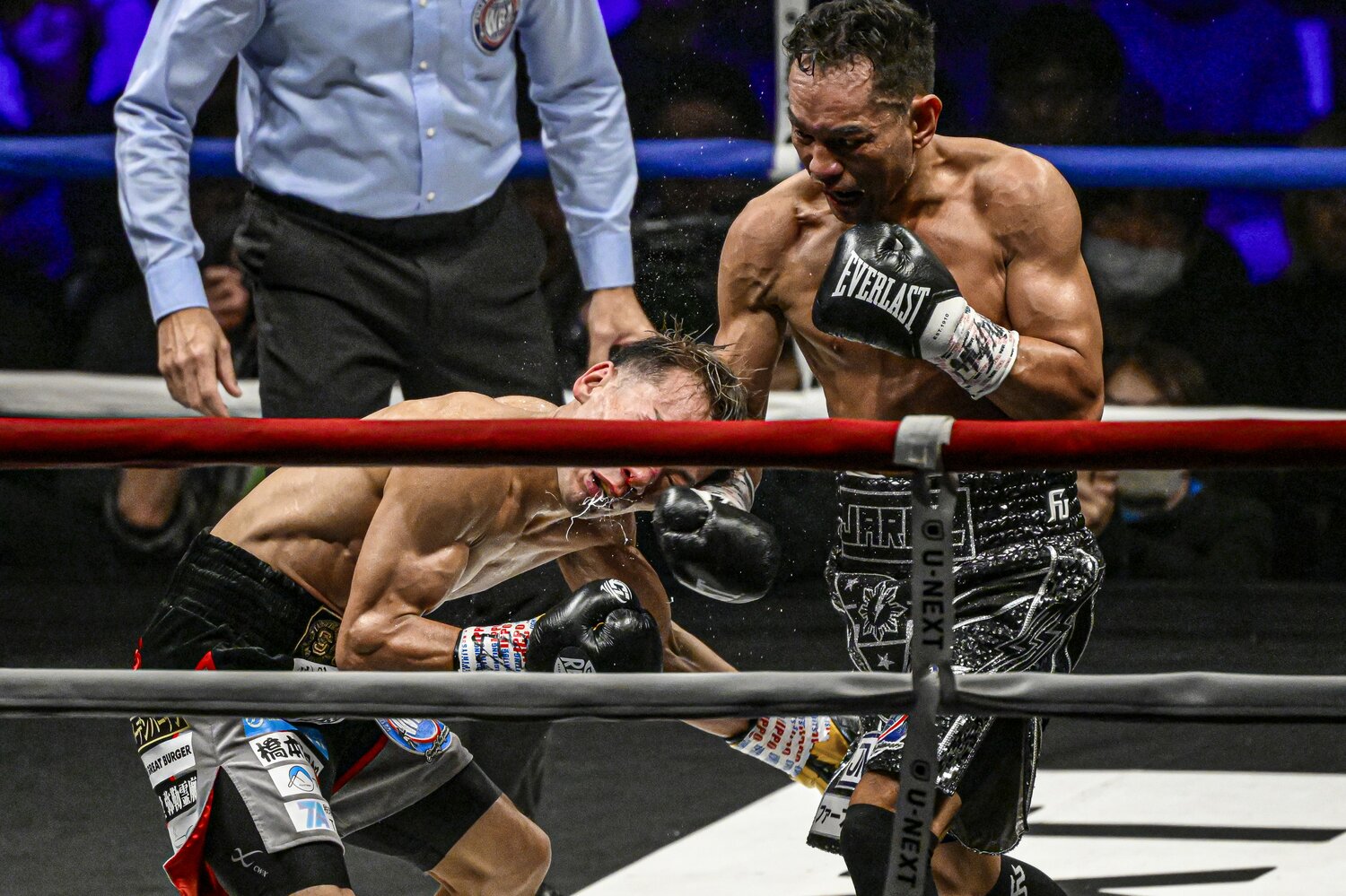 4回終了間際、ドネアの右アッパーが炸裂した瞬間　©Takuya Sugiyama